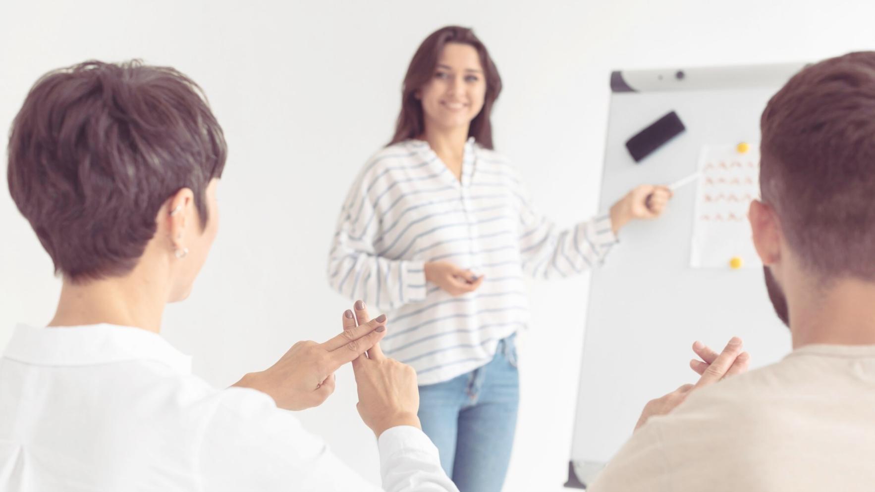 Person arbeitet an Finanzplanung mit digitalen Tools